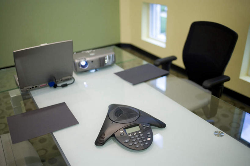 无人,办公室,打电话,横图,俯视,室内,特写,白天,电脑,笔记本电脑,显示器,仪器,窗户,家具,桌子,电话,椅子,阴影,朦胧,模糊,反射,网络,屏幕,影子,办公桌,墙,投影仪,设备,通讯设备,显示屏,玻璃窗,墙壁,墙面,黑色,会议椅,一台,办公椅,无线,通信设备,无线网络,投影机,无线上网,便携式电脑,输出设备,会议电话,办公家具,商务椅,培训椅,交流,手提电脑,电话机,沟通,通话,彩图,高角度拍摄