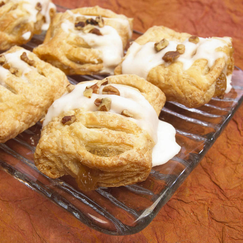 点心,面包,无人,方图,俯视,室内,特写,白天,烘焙,金属制品,五个,一排,许多,阴影,整齐,反射,金属,影子,核桃,食品,坚果,面点,果实,架子,食物,糕点,排列,一个,干果,单个,队列,胡桃,羌桃,冷却,冷却架,彩图,高角度拍摄,松软,酥软,丹麦面包,起酥起层面包,核桃丹麦面包