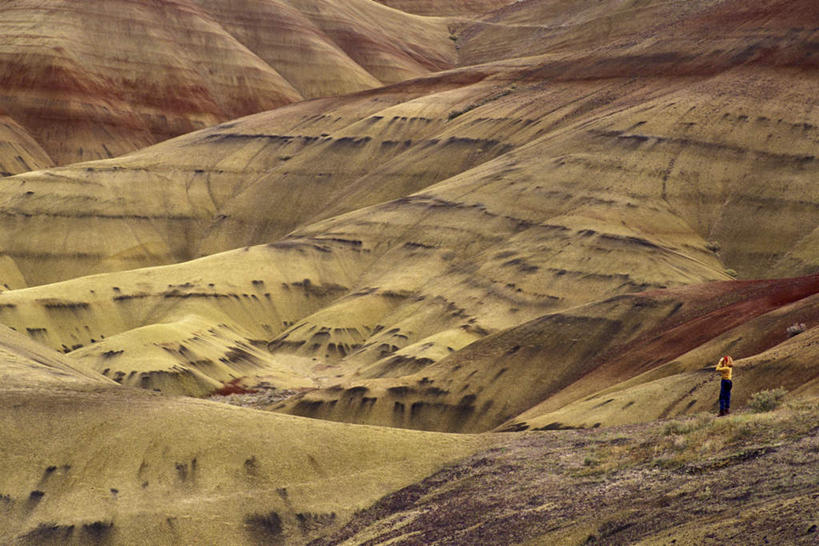 西方人,一个人,公园,站,横图,室外,白天,侧面,旅游,度假,石头,美景,山,山脉,欧洲,美国,欧洲人,仅一个男性,仅一个人,阴影,服装,光线,石子,影子,景观,山峰,山峦,注视,休闲装,娱乐,仅一个年轻男性,衣服,阳光,自然,群山,观察,看,站着,享受,休闲,休闲服,景色,放松,服饰,观看,察看,北美,北美洲,国家公园,关注,自然风光,美洲,俄勒冈州,俄勒冈,北亚美利加洲,亚美利加洲,落日之州,水獭之州,海狸州,男人,男性,年轻男性,白种人,石块,岩石,站立,彩图,全身,约翰时代化石床国家纪念公园