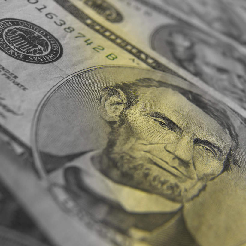 西方人,一个人,无人,公园,横图,俯视,室内,特写,白天,钱,美元,静物,欧洲,美国,欧洲人,仅一个男性,仅一个人,仅一个中年男性,阴影,反射,钱币,影子,美金,钞票,金融,纸币,经济,北美,北美洲,美圆,美洲,流通,纸钞,贸易,北亚美利加洲,亚美利加洲,北达科他,北达科他州,苏族之州,金翼啄木鸟尾之州,亚柏拉罕.林肯州立公园,亚伯拉罕.林肯堡州立公园,货币,现金,男人,男性,中年男性,白种人,半身,彩图,高角度拍摄