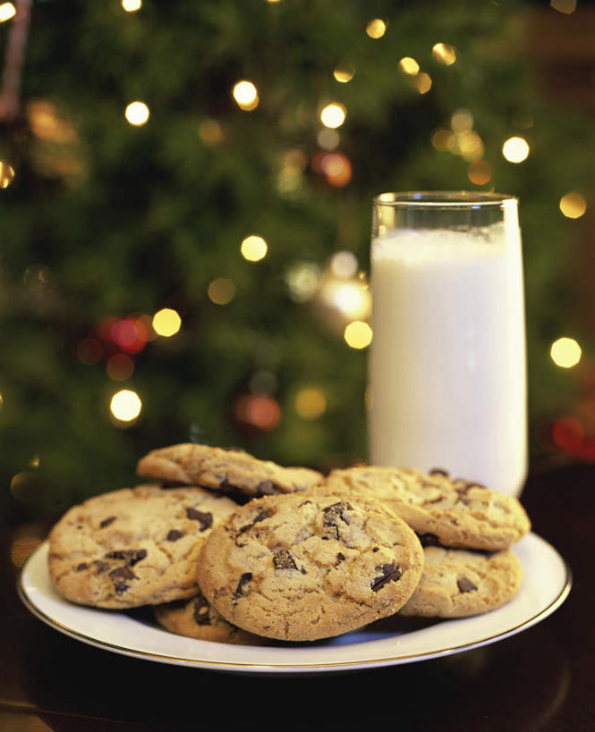 点心,牛奶,无人,竖图,室内,特写,白天,正面,植物,杯子,餐具,照明,圣诞节,一堆,许多,堆叠,堆积,节日,朦胧,模糊,庆祝,装饰,环绕,缠绕,彩灯,碟子,挂饰,盘,灯光,食品,圣诞树,圣诞球,饮品,曲奇,一杯,营养,文化,玻璃制品,灯,球,树,树木,食物,饮料,绿色,白色,自然,盘子,水杯,灯具,碟,饼干,零食,庆典,球体,花灯,生长,成长,纪念,堆,华丽,修饰,照亮,点缀,乳制品,照明设备,奶,牛乳,纠缠,曲奇饼,曲奇饼干,衬托,美观,雅致,雅观,安神,玻璃杯,彩图