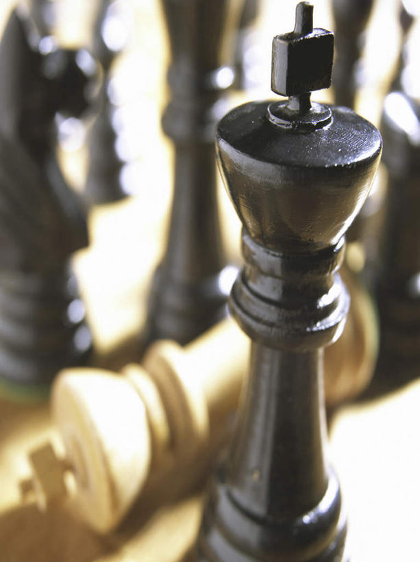 无人,竖图,俯视,室内,特写,白天,游戏,快乐,比赛,竞争,马,静物,阴影,朦胧,模糊,反射,影子,玩,娱乐,骑士,象棋,休闲,棋子,棋盘,国际象棋,益智,活动,国王,发泄,消遣,智力,宣泄,玩耍,嬉戏,彩图,高角度拍摄,王