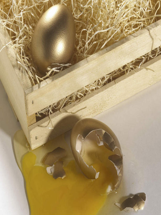 无人,竖图,俯视,室内,特写,白天,阴影,反射,影子,蛋,蛋黄,干草,破坏,破损,三个,容器,草垛,财富,摄影,影棚,储藏,损坏,储存,金蛋,卵,财产,干草垛,彩图,高角度拍摄,影棚拍摄,拍摄,贮存