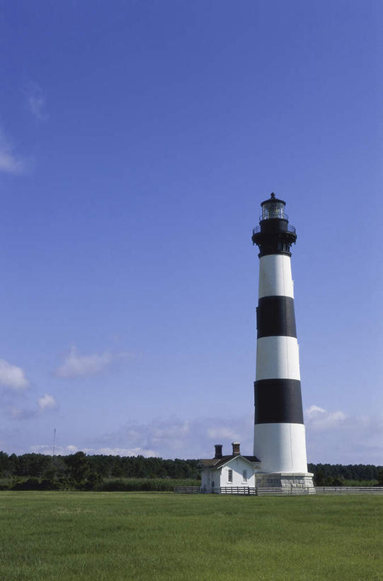 无人,家,竖图,室外,白天,仰视,旅游,度假,草地,草坪,美景,植物,标志建筑,道路,地标,建筑,美国,一座,阴影,光线,信息,影子,房屋,屋子,景观,云,云朵,灯塔,交通,云彩,方向,娱乐,建设,楼房,住宅,草,蓝色,绿色,白云,蓝天,天空,阳光,自然,天,享受,休闲,旅游胜地,景色,放松,晴朗,引导,指引,北美,北美洲,自然风光,美洲,北卡罗来纳州,北亚美利加洲,亚美利加洲,北卡罗来纳,焦油脚根之州,黑油鞋根之州,老北州,航标,晴空,彩图,低角度拍摄,房子,海特瑞斯角,导航