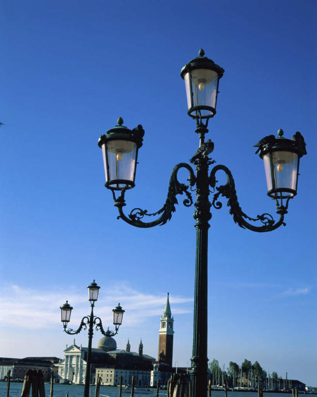 无人,家,竖图,室外,白天,仰视,度假,美景,城市风光,城市,路灯,照明,意大利,欧洲,威尼斯,阴影,花纹,装饰,光线,影子,房屋,屋子,景观,云,云朵,灯光,云彩,娱乐,楼房,住宅,灯,蓝色,白云,蓝天,天空,阳光,天,享受,休闲,景色,放松,晴朗,华丽,修饰,照亮,点缀,照明设备,南欧,圣马克广场,意大利共和国,衬托,美观,雅致,雅观,威尼斯中心广场,晴空,彩图,低角度拍摄,房子