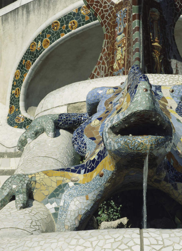 无人,公园,竖图,室外,白天,仰视,旅游,度假,水,标志建筑,地标,建筑,喷泉,野生动物,蜥蜴,雕塑,西班牙,欧洲,巴塞罗那,飞溅,艺术,装饰,溅,雕刻,雕像,液体,景观,水滴,文化,娱乐,建设,水珠,动物,工艺品,品味,享受,休闲,旅游胜地,放松,纪念,美术,南欧,喷洒,主题,水景,陈列,奎尔公园,石龙子,首府,古埃尔公园,加泰罗尼亚,泉龙,猪婆蛇,四脚蛇,西班牙王国,功能,美学,美观,蜴,设计,彩图,低角度拍摄