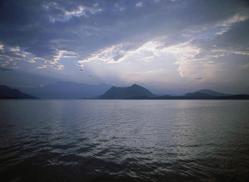 无人,横图,室外,白天,正面,旅游,度假,日出,湖,湖泊,美景,山,山脉,水,太阳,意大利,欧洲,阴影,波纹,光线,影子,湖面,景观,山峰,水流,水面,云,云朵,朝霞,晨曦,黎明,涟漪,山峦,云彩,娱乐,蓝色,白云,倒影,蓝天,水纹,天空,阳光,自然,波浪,湖水,群山,天,享受,休闲,景色,放松,晴朗,倒映,南欧,自然风光,意大利共和国,水晕,反照,马焦雷湖,朝阳,晴空,彩图,破晓