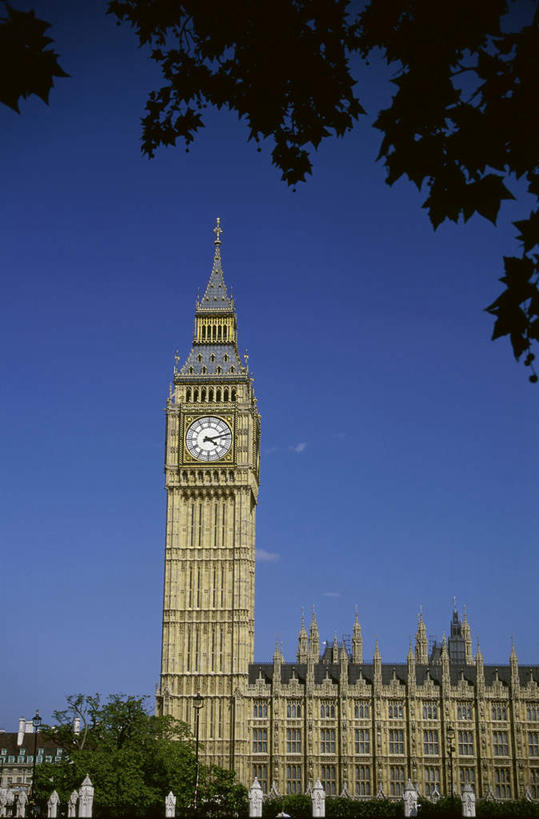 无人,家,竖图,室外,白天,仰视,旅游,度假,名胜古迹,植物,窗户,标志建筑,地标,建筑,英国,欧洲,伦敦,阴影,遗迹,时间,光线,时钟,影子,房屋,墙,屋子,公寓,钟楼,首都,计时,古迹,文物,娱乐,建设,古建筑,洋房,楼房,大本钟,大笨钟,威斯敏斯特宫,国会大厦,玻璃窗,墙壁,墙面,住宅,树,树木,蓝色,绿色,蓝天,天空,阳光,自然,钟表,天,享受,休闲,表,旅游胜地,放松,生长,晴朗,成长,西欧,大不列颠,古文明,威斯敏斯特市,国会大楼,大不列颠及北爱尔兰联合王国,万里无云,英国议会大厦,议会大厦,议会大楼,首都大厦,州议会大厦,州政府,州会议厅,塔钟,大不列颠联合王国,日不落英帝国,雾都,威斯敏斯特宫报时钟,伊丽莎白塔,钟,晴空,晴空万里,彩图,低角度拍摄,房子