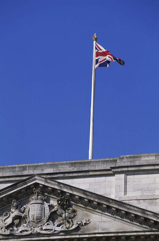 无人,竖图,室外,白天,仰视,旅游,度假,标志建筑,地标,建筑,旗帜,国旗,雕塑,英国,欧洲,伦敦,一面,阴影,艺术,装饰,飘扬,光线,雕刻,雕像,影子,墙,首都,娱乐,建设,石雕,白金汉宫,墙壁,墙面,蓝色,蓝天,天空,阳光,英国国旗,工艺品,天,享受,休闲,旅游胜地,放松,晴朗,纪念,飘逸,美术,米字旗,西欧,飞扬,主题,大不列颠,陈列,大不列颠及北爱尔兰联合王国,万里无云,功能,美学,大不列颠联合王国,日不落英帝国,雾都,办公厅,藏金库,美术陈列馆,白金汉屋,帝国纪念堂,旗,晴空,晴空万里,彩图,低角度拍摄
