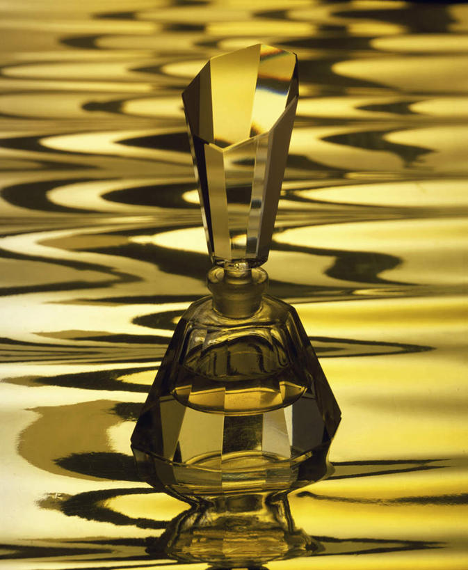 无人,竖图,俯视,室内,特写,白天,时尚,餐桌,桌子,阴影,芳香,香气,反射,罐子,影子,玻璃制品,一个,黄色,玻璃瓶,瓶子,品味,香水,单个,餐台,优雅,气味,一瓶,高雅,芬芳,除臭,彩图,高角度拍摄