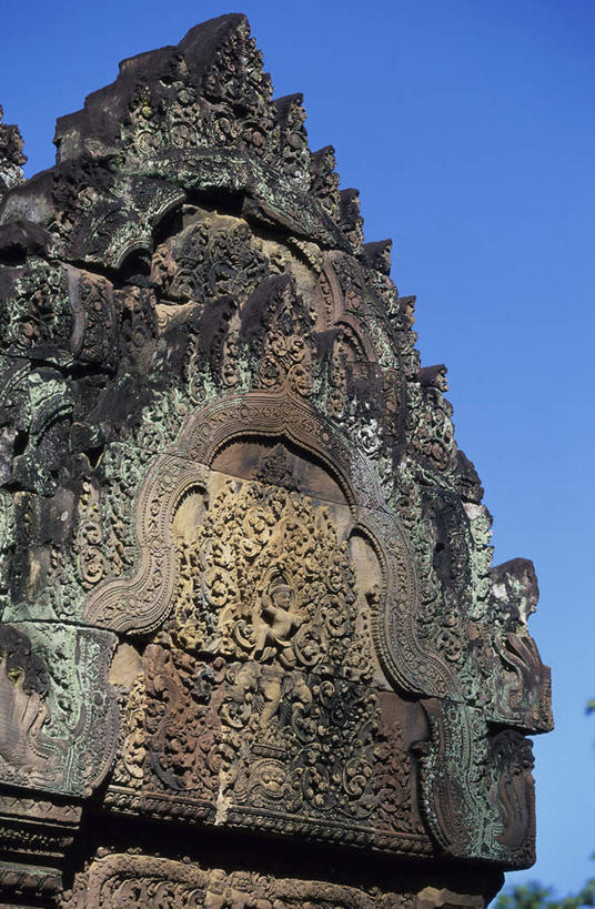 无人,寺庙,竖图,室外,白天,仰视,旅游,度假,石头,名胜古迹,标志建筑,地标,建筑,柬埔寨,亚洲,阴影,节日,遗迹,装饰,光线,雕刻,石子,影子,墙,古迹,文化,文物,娱乐,建设,古建筑,废墟,墙壁,墙面,蓝色,蓝天,天空,阳光,庙宇,天,祈祷,享受,休闲,健康,旅游胜地,放松,许愿,宗教,东南亚,佛教,信仰,晴朗,纪念,华丽,修饰,祈求,点缀,古文明,万里无云,暹粒,高棉,柬埔寨王国,女王宫,衬托,美观,雅致,雅观,雕镂,雕琢,镌刻,吉蔑,释教,班迭斯雷寺,平安,石块,岩石,晴空,晴空万里,彩图,低角度拍摄,庙,寺