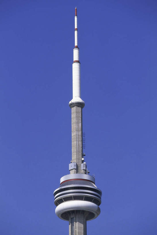 无人,竖图,室外,白天,仰视,旅游,度假,标志建筑,地标,建筑,加拿大,阴影,光线,影子,娱乐,建设,蓝色,蓝天,天空,阳光,天,享受,休闲,旅游胜地,放松,晴朗,北美,北美洲,美洲,电视塔,多伦多,万里无云,省会,北亚美利加洲,亚美利加洲,加拿大多伦多电视塔,加拿大国家电视塔,CN电视塔,安大略省,安省,北方好莱坞,多伦多市,西恩塔,晴空,晴空万里,彩图,低角度拍摄