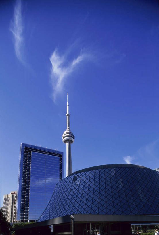 无人,高楼大厦,竖图,室外,白天,仰视,度假,美景,城市风光,标志建筑,城市,大厦,地标,建筑,摩天大楼,加拿大,阴影,光线,影子,景观,云,云朵,云彩,娱乐,建设,蓝色,白云,蓝天,天空,阳光,天,享受,休闲,景色,放松,晴朗,北美,北美洲,美洲,电视塔,多伦多,省会,北亚美利加洲,亚美利加洲,加拿大多伦多电视塔,加拿大国家电视塔,CN电视塔,安大略省,安省,北方好莱坞,多伦多市,西恩塔,晴空,彩图,低角度拍摄,大楼,高层建筑,高楼,摩天楼
