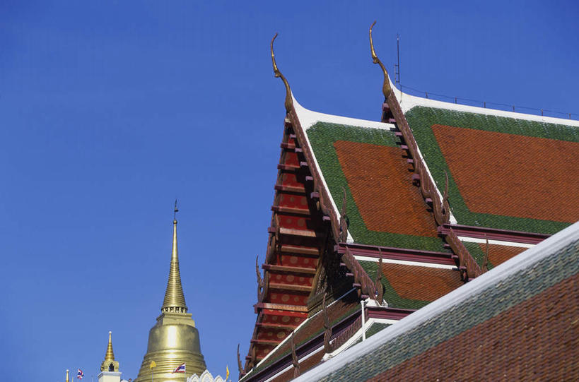 无人,寺庙,横图,室外,白天,仰视,旅游,度假,标志建筑,地标,建筑,曼谷,泰国,亚洲,阴影,节日,光线,瓦片,影子,墙,屋顶,塔,首都,顶棚,瓦,文化,娱乐,建设,宝塔,墙壁,墙面,蓝色,蓝天,天空,阳光,庙宇,天,祈祷,享受,休闲,健康,金色,旅游胜地,放松,许愿,宗教,建造,东南亚,佛教,信仰,晴朗,纪念,祈求,富贵,忠诚,屋瓦,万里无云,泰王国,富丽,释教,名誉,荣华,金山寺,浮图,浮屠,平安,晴空,晴空万里,彩图,低角度拍摄,庙,寺
