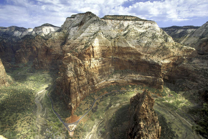 无人,公园,横图,俯视,室外,白天,旅游,度假,石头,美景,山,山脉,峡谷,美国,阴影,光线,石子,影子,景观,山峰,云,云朵,山谷,山峦,云彩,娱乐,蓝色,白云,蓝天,天空,阳光,自然,群山,天,享受,休闲,景色,放松,晴朗,北美,北美洲,犹他州,岩层,自然风光,美洲,北亚美利加洲,亚美利加洲,犹他,蜂窝之州,蜂房州,锡安国家公园,宰恩国家公园,石块,岩石,晴空,彩图,高角度拍摄