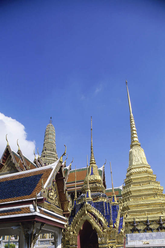 无人,寺庙,竖图,室外,白天,仰视,旅游,度假,名胜古迹,标志建筑,地标,建筑,曼谷,泰国,亚洲,阴影,节日,遗迹,光线,瓦片,影子,墙,屋顶,云,云朵,首都,云彩,顶棚,瓦,古迹,文化,文物,娱乐,建设,古建筑,墙壁,墙面,蓝色,白云,蓝天,天空,阳光,庙宇,天,祈祷,享受,休闲,健康,金色,旅游胜地,放松,许愿,宗教,建造,东南亚,佛教,信仰,晴朗,纪念,玉佛寺,祈求,富贵,古文明,忠诚,屋瓦,泰王国,大皇宫,富丽,释教,名誉,荣华,曼谷皇宫,平安,晴空,彩图,低角度拍摄,皇宫,庙,寺