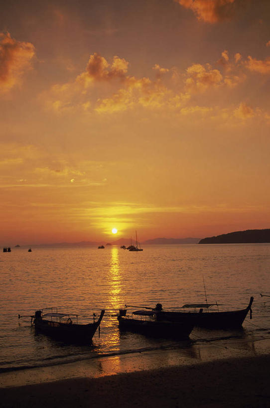 无人,竖图,室外,白天,正面,旅游,度假,海浪,海洋,美景,日落,沙滩,船,泰国,亚洲,一排,停靠,整齐,沙子,海岸,景观,浪花,水平线,晚霞,霞光,落日,辽阔,木船,海平线,沙地,背光,娱乐,排列,自然,海水,黄昏,交通工具,享受,休闲,广阔,景色,彩霞,放松,东南亚,一望无际,舟,队列,停泊,自然风光,载具,逆光,海景,泰王国,无边无际,一马平川,夕照,奥南湾,甲米,甲米府,大海,风浪,海,海水的波动,海滩,近岸浪,涌浪,夕阳,彩图,水天相接,水天一线,斜阳