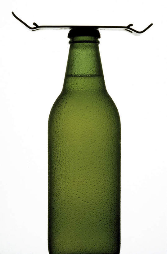 无人,竖图,室内,特写,白天,白色背景,正面,静物,开瓶器,开瓶,玻璃制品,酒瓶,一个,绿色,玻璃瓶,瓶子,摄影,影棚,单个,开启,启瓶器,瓶启,啤酒开,啤酒开瓶器,啤酒瓶启,彩图,影棚拍摄,拍摄,酒具