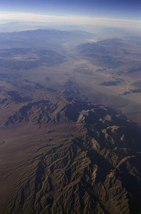 无人,竖图,俯视,航拍,室外,白天,旅游,度假,石头,美景,沙漠,美国,阴影,光线,石子,影子,地平线,景观,云,云朵,辽阔,地面,云彩,娱乐,蓝色,白云,蓝天,天空,阳光,自然,天,享受,休闲,广阔,景色,放松,晴朗,一望无际,亚利桑那,北美,北美洲,犹他州,鸟瞰,自然风光,延伸,美洲,亚利桑那州,内华达州,加州,加利福尼亚州,大峡谷之州,金州,黄金州,天地相交,北亚美利加洲,亚美利加洲,犹他,蜂窝之州,蜂房州,内华达,北美艾灌木丛州,产银之州,银山州,银之州,无边无际,一马平川,莫哈维沙漠,莫哈韦沙漠,大漠,砂漠,石块,岩石,晴空,彩图,高角度拍摄