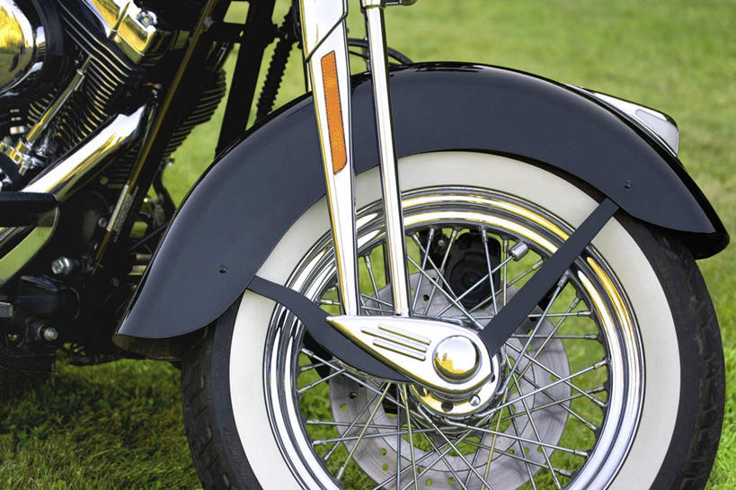 无人,横图,室外,特写,白天,正面,草地,草坪,植物,摩托车,一辆,阴影,反射,影子,车,草,绿色,黑色,轮胎,交通工具,橡胶,载具,橡胶制品,车胎,彩图,外胎