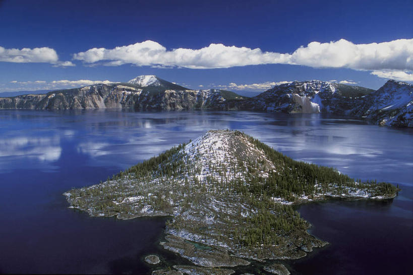 无人,公园,横图,俯视,室外,白天,旅游,度假,湖,湖泊,石头,美景,山,水,雪,雪山,植物,大雪,美国,阴影,波纹,光线,石子,影子,冰,湖面,积雪,景观,山顶,山峰,水流,水面,雪景,云,云朵,冬季,冬天,涟漪,山峦,云彩,娱乐,树,树木,蓝色,绿色,白云,倒影,蓝天,水纹,天空,阳光,自然,波浪,湖水,天,享受,休闲,景色,放松,寒冷,生长,晴朗,成长,冰冷,倒映,北美,北美洲,国家公园,自然风光,美洲,俄勒冈州,俄勒冈,水晕,北亚美利加洲,亚美利加洲,严寒,冰凉,酷寒,凛冽,凛凛,极冷,落日之州,水獭之州,海狸州,颠峰,极峰,反照,火山湖国家公园,火山口湖国家公园,火山口湖,石块,岩石,晴空,彩图,高角度拍摄