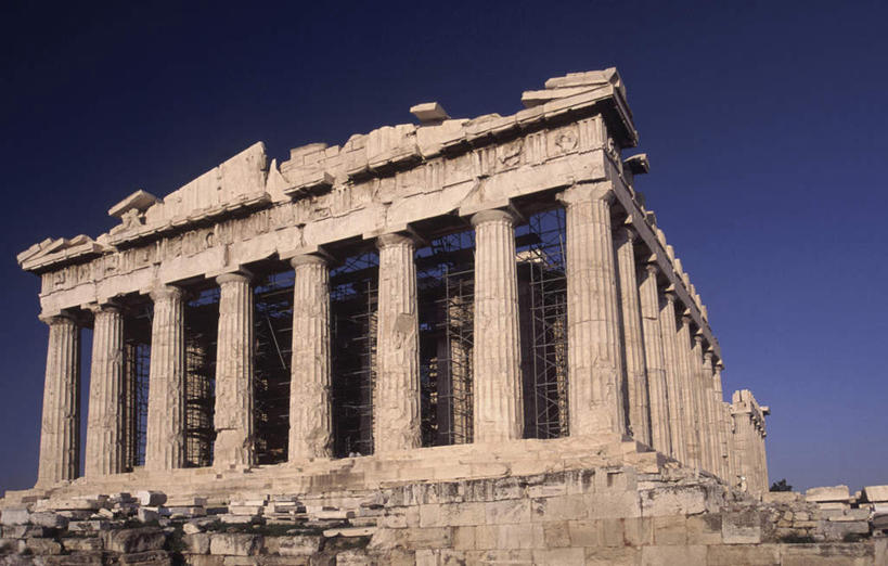 无人,横图,室外,白天,仰视,旅游,度假,石头,名胜古迹,标志建筑,地标,建筑,希腊,欧洲,一排,阴影,遗迹,整齐,光线,石子,影子,柱子,首都,古迹,文物,娱乐,建设,古建筑,废墟,排列,蓝色,蓝天,天空,阳光,天,享受,休闲,旅游胜地,放松,晴朗,队列,帕特农神庙,雅典,古文明,雅典卫城,希腊共和国,万里无云,帕特农神殿,雅典娜神庙,石块,岩石,晴空,晴空万里,彩图,低角度拍摄