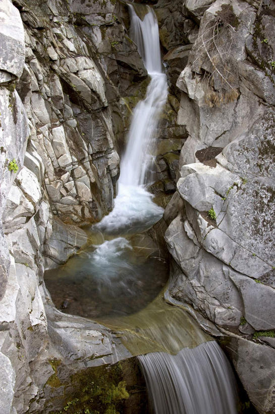 无人,竖图,室外,白天,正面,旅游,度假,火山,石头,美景,瀑布,山,山脉,水,华盛顿,美国,飞溅,溅,石子,液体,景观,山峰,水滴,山峦,娱乐,水珠,自然,群山,享受,休闲,景色,放松,北美,北美洲,喷洒,自然风光,美洲,华盛顿州,西雅图,雷尼尔山国家公园,沉积岩,瑞尼尔山国家公园,常绿之州,常青州,北亚美利加洲,亚美利加洲,绿宝石城,翡翠之城,雨城,常绿之城,阿拉斯加门户,女王之城,喷气机之城,常青城,水成岩,跌水,活火山,石块,岩石,彩图
