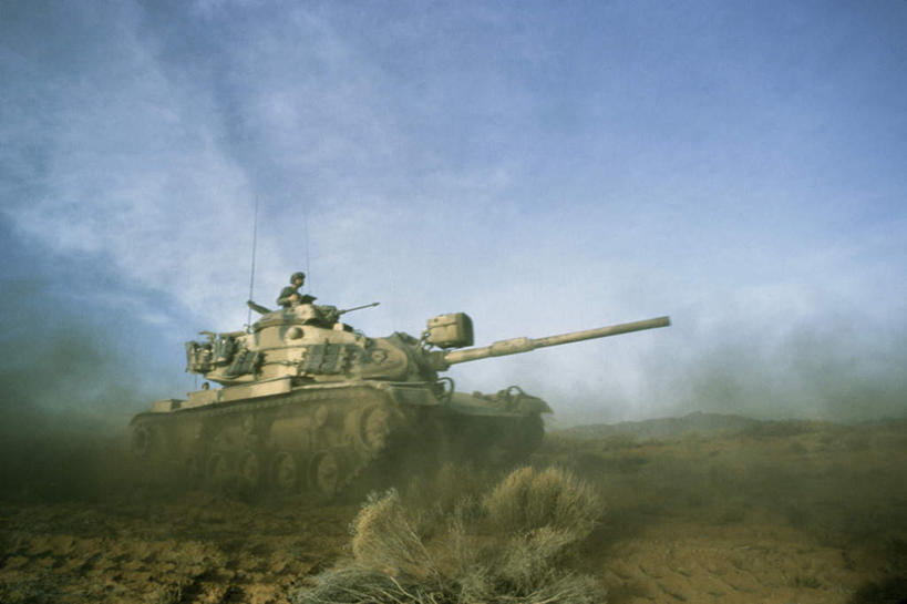 西方人,一个人,站,横图,室外,白天,仰视,制服,竞争,沙漠,帽子,欧洲,美国,欧洲人,仅一个男性,仅一个人,士兵,对抗,阴影,冲突,光线,头盔,影子,云,云朵,云彩,注视,破坏,仅一个年轻男性,衣服,蓝色,白云,蓝天,天空,阳光,安全帽,天,观察,看,站着,炮,武器,战争,晴朗,观看,军人,损坏,察看,北美,军装,北美洲,攻击,威胁,对立,关注,矛盾,兵器,美洲,军服,防御,装甲车,坦克,陆军,美军,履带车,敌对,挫败,斗争,抗拒,抗衡,北亚美利加洲,亚美利加洲,杀伤,威慑,兵士,危险,男人,男性,年轻男性,白种人,大漠,砂漠,晴空,站立,彩图,低角度拍摄,全身,M60坦克,美国M60系列主战坦克