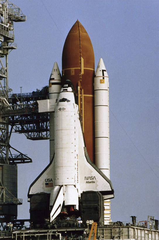 无人,竖图,室外,白天,仰视,航天,科技,美国,阴影,光线,科学,影子,蓝色,蓝天,天空,阳光,天,运输,空军,晴朗,北美,北美洲,载具,美洲,航天飞机,亚特兰蒂斯号,万里无云,北亚美利加洲,亚美利加洲,太空穿梭机,太空梭,载人航天器,亚特兰蒂斯号航天飞机,晴空,晴空万里,彩图,低角度拍摄