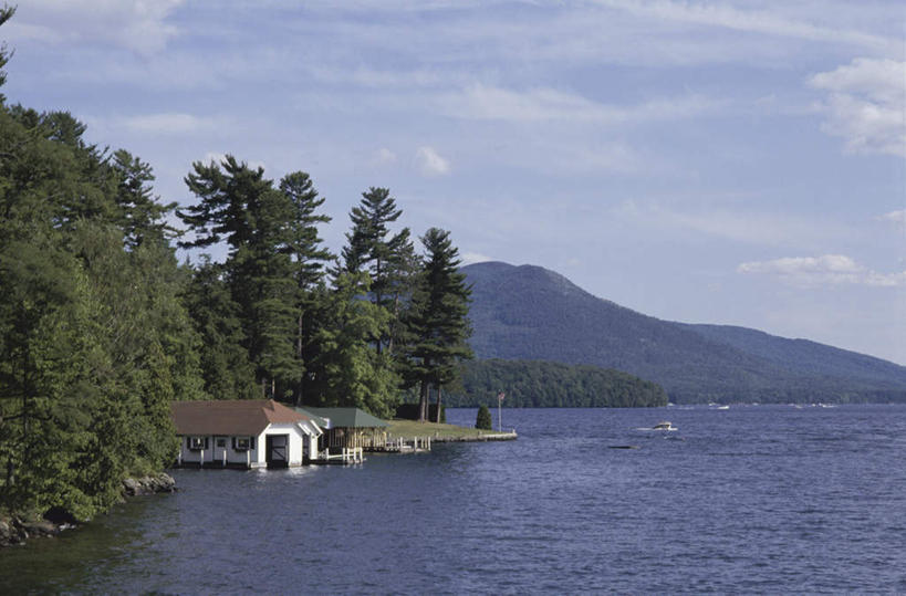 无人,家,横图,室外,白天,正面,旅游,度假,湖,湖泊,石头,美景,森林,山,山脉,树林,水,植物,纽约,美国,阴影,光线,石子,影子,房屋,屋子,湖面,景观,山顶,山峰,水流,水面,云,云朵,山峦,云彩,娱乐,楼房,住宅,树,树木,蓝色,绿色,白云,蓝天,天空,阳光,自然,湖水,群山,天,享受,休闲,景色,放松,生长,晴朗,成长,北美,北美洲,自然风光,美洲,沉积岩,纽约州,帝国之州,帝国州,北亚美利加洲,亚美利加洲,颠峰,极峰,水成岩,石块,岩石,晴空,彩图,房子,乔治湖