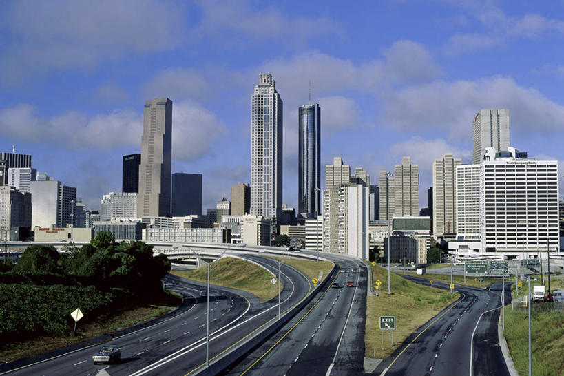 无人,高楼大厦,横图,室外,白天,正面,度假,办公楼,草地,草坪,美景,植物,城市风光,城市,大厦,道路,建筑,路,路灯,摩天大楼,写字楼,公路,照明,美国,阴影,光线,影子,景观,云,云朵,灯光,交通,云彩,娱乐,灯,草,树,树木,蓝色,绿色,白云,蓝天,天空,阳光,自然,楼宇,天,享受,休闲,商务楼,景色,放松,生长,晴朗,成长,照亮,北美,北美洲,照明设备,美洲,亚特兰大,佐治亚州,首府,佐治亚,乔治亚州,南方帝国州,北亚美利加洲,亚美利加洲,亚特兰大市,晴空,马路,彩图,大楼,高层建筑,高楼,摩天楼