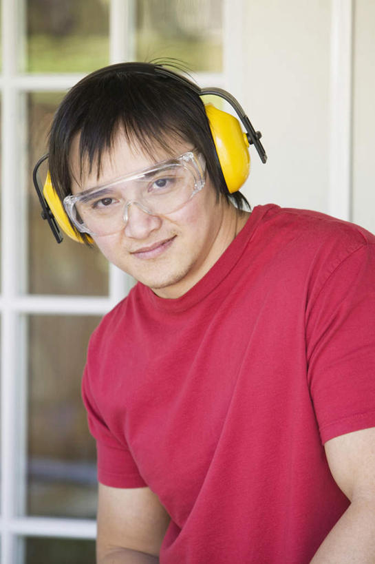 东方人,一个人,站,笑,微笑,竖图,室内,白天,正面,安全,窗户,亚洲,仅一个男性,仅一个人,服装,眼镜,防护,注视,休闲装,黄种人,玻璃窗,仅一个年轻男性,衣服,红色,观察,看,站着,休闲,休闲服,服饰,耳罩,观看,护目镜,保护,察看,关注,保险,隔音,耳套,保全,周全,安稳,安定,安全防护眼镜,耳护,平安,男人,男性,年轻男性,亚洲人,站立,半身,彩图,防护眼镜