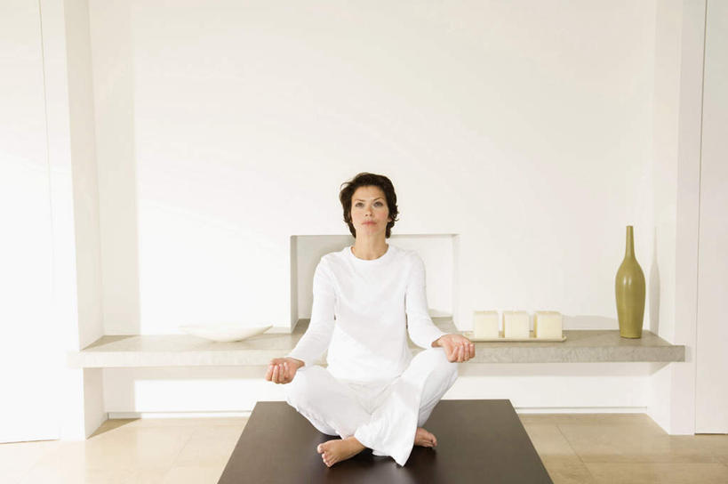 西方人,一个人,坐,盘腿,横图,室内,白天,正面,锻炼,瑜伽,运动,桌面,桌子,花瓶,蜡烛,欧洲,欧洲人,仅一个年轻女性,仅一个女性,仅一个人,阴影,服装,光线,木制,火焰,影子,烛光,陶瓷,陶瓷制品,燃烧,置物架,注视,休闲装,架子,一个,衣服,白色,木制品,瓶子,点燃,观察,看,休闲,休闲服,养生,服饰,单个,观看,察看,关注,陈列架,莲花式,搁架,体育,年轻女性,女人,女性,白种人,盘腿而坐,盘膝,盘着腿的,盘着腿坐,双腿交叉,坐着,彩图,全身,健身