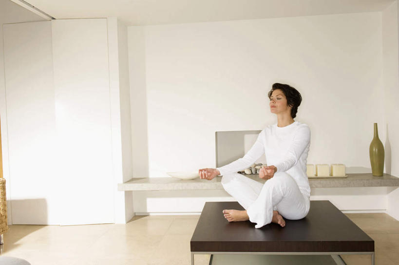 西方人,一个人,坐,闭眼,盘腿,横图,室内,白天,侧面,锻炼,瑜伽,运动,桌面,桌子,花瓶,蜡烛,欧洲,欧洲人,仅一个年轻女性,仅一个女性,仅一个人,阴影,服装,光线,木制,火焰,影子,烛光,陶瓷,陶瓷制品,燃烧,置物架,休闲装,架子,一个,衣服,白色,木制品,瓶子,点燃,休闲,休闲服,养生,服饰,单个,陈列架,莲花式,搁架,体育,年轻女性,女人,女性,白种人,闭眼睛,闭着眼,闭着眼睛,盘腿而坐,盘膝,盘着腿的,盘着腿坐,双腿交叉,坐着,彩图,全身,健身