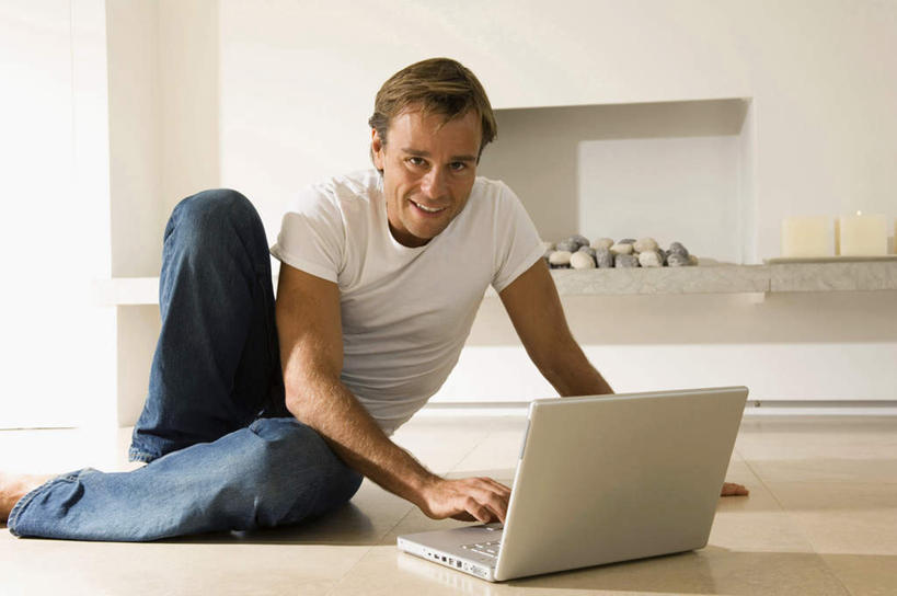 西方人,一个人,坐,笑,微笑,露齿笑,横图,室内,白天,正面,电脑,笔记本电脑,蜡烛,书籍,欧洲,欧洲人,仅一个男性,仅一个人,一堆,敲打,阴影,堆叠,堆积,服装,裤子,光线,网络,瓷砖,地砖,火焰,影子,烛光,地面,燃烧,置物架,注视,牛仔裤,休闲装,输入,通讯设备,架子,仅一个年轻男性,衣服,白色,打字,点燃,观察,看,休闲,休闲服,服饰,观看,堆,点击,敲击,察看,无线,关注,通信设备,无线网络,陈列架,无线上网,便携式电脑,搁架,按键,手提电脑,男人,男性,年轻男性,白种人,书,图书,坐着,半身,彩图