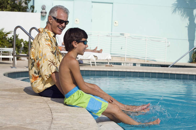 西方人,儿童,老年人,两个人,家庭,祖父,体育馆,游泳池,坐,笑,微笑,横图,室外,白天,侧面,民族服装,衬衫,旅游,度假,纯洁,水,植物,欧洲,欧洲人,阴影,光线,墨镜,眼镜,影子,水池,水面,注视,娱乐,泳池,树,树木,小孩,绿色,阳光,自然,太阳镜,太阳眼镜,观察,看,享受,休闲,温暖,温馨,一家人,遮阳镜,放松,可爱,童年,童趣,生长,爷爷,成长,观看,祖孙,和睦,察看,游泳馆,关注,童真,烂漫,无邪,外公,外祖父,外孙,外孙子,天真,老年男性,男孩,男人,男性,白种人,孩子,孙子,坐着,半身,彩图,衬衣,传统服装,民俗服,夏威夷衬衫,融洽,男生