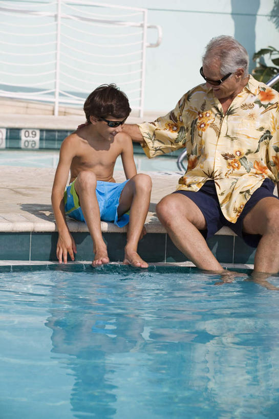 西方人,儿童,老年人,两个人,家庭,祖父,体育馆,游泳池,坐,笑,微笑,露齿笑,竖图,室外,白天,正面,民族服装,衬衫,旅游,度假,纯洁,水,欧洲,欧洲人,阴影,光线,墨镜,眼镜,影子,水池,水面,注视,娱乐,泳池,小孩,倒影,阳光,太阳镜,太阳眼镜,观察,看,享受,休闲,温暖,温馨,一家人,遮阳镜,放松,可爱,童年,童趣,爷爷,观看,祖孙,和睦,察看,游泳馆,倒映,关注,童真,烂漫,无邪,外公,外祖父,外孙,外孙子,反照,天真,老年男性,男孩,男人,男性,白种人,孩子,孙子,坐着,半身,彩图,衬衣,传统服装,民俗服,夏威夷衬衫,融洽,男生