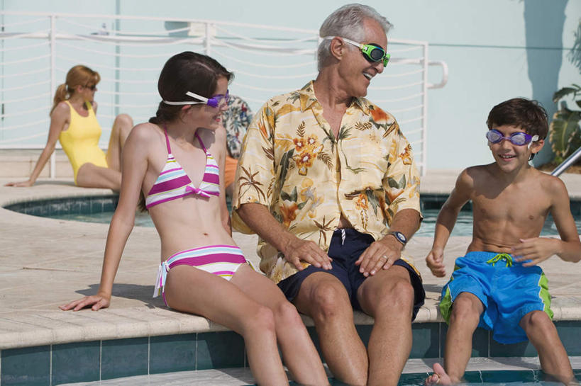 西方人,儿童,四个人,家庭,母亲,女儿,儿子,祖父,体育馆,游泳池,坐,笑,微笑,露齿笑,横图,室外,白天,正面,泳装,比基尼,民族服装,衬衫,旅游,度假,纯洁,水,欧洲,欧洲人,阴影,光线,墨镜,眼镜,影子,泳镜,水池,水面,注视,娱乐,泳池,小孩,阳光,太阳镜,太阳眼镜,游泳眼镜,观察,看,享受,休闲,温暖,温馨,母女,母子,一家人,遮阳镜,放松,可爱,母爱,童年,童趣,爷爷,观看,祖孙,和睦,察看,游泳馆,关注,童真,烂漫,无邪,外孙女,外公,外祖父,外孙,外孙子,天真,老年男性,男孩,男人,男性,年轻女性,女孩,女人,女性,白种人,孙女,孙子,坐着,半身,彩图,衬衣,传统服装,民俗服,三点式,泳衣,夏威夷衬衫,融洽,男生,女生