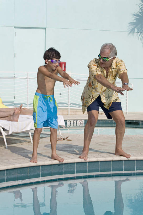 西方人,儿童,老年人,腿部,脚,脚趾,脚趾甲,腿,两个人,家庭,祖父,游泳池,站,跳,举,竖图,室外,白天,正面,民族服装,衬衫,纯洁,水,门,椅子,欧洲,欧洲人,泳裤,眼镜,泳镜,墙,躺椅,水池,水面,扭头,注视,光脚,泳池,裸露,墙壁,墙面,小孩,白色,游泳眼镜,门框,观察,看,托,站着,转头,温暖,温馨,一家人,赤脚,可爱,童年,童趣,爷爷,观看,张开双腿,祖孙,沙滩椅,和睦,察看,关注,裸,童真,烂漫,无邪,外公,外祖父,外孙,外孙子,展开双腿,天真,老年男性,男孩,男人,男性,白种人,孩子,脚指甲,孙子,举起,举手,举着,跳跃,向上举,向上伸,向上托,站立,彩图,全身,衬衣,传统服装,民俗服,夏威夷衬衫,融洽,男生,伸展双腿