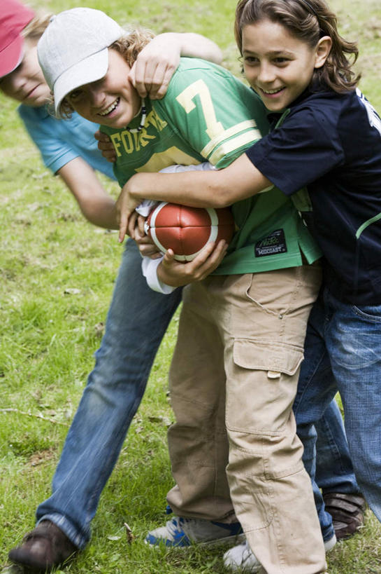 西方人,儿童,三个人,伙伴,朋友,站,抱,笑,微笑,露齿笑,竖图,室外,白天,正面,锻炼,友谊,纯洁,成功,运动,合作,团队,信心,竞争,橄榄球,草地,草坪,植物,帽子,欧洲,欧洲人,握,服装,装饰,头饰,速度,拿,拿着,注视,休闲装,运动器械,运动帽,队伍,草,小孩,衣服,绿色,发箍,发饰,饰品,观察,看,站着,休闲,休闲服,健身器械,鸭舌帽,可爱,力量,平衡,童年,童趣,抢夺,握着,服饰,头箍,抱着,观看,华丽,修饰,协调,点缀,察看,搂着,成就,关注,健身器材,灵敏,合伙,发卡,童真,烂漫,无邪,配饰,柔韧,衬托,美观,雅致,雅观,美式橄榄球,耐力,劫掠,掠取,体育,天真,友情,美式足球,男孩,男人,男性,女孩,女人,女性,白种人,搂,搂抱,站立,半身,彩图,健身,运动器材,男生,女生