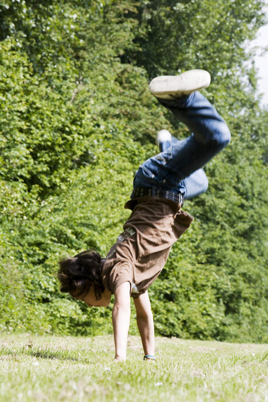 西方人,儿童,一个人,跳,竖图,室外,白天,侧面,锻炼,纯洁,运动,草地,草坪,植物,欧洲,欧洲人,仅一个男性,仅一个人,撑,翻,服装,滚,注视,休闲装,草,树,树木,小孩,衣服,绿色,自然,观察,看,仅一个小孩,休闲,休闲服,可爱,童年,童趣,服饰,生长,成长,翻跟斗,观看,张开双腿,翻跟头,察看,撑着,关注,童真,烂漫,无邪,展开双腿,翻筋斗,体育,天真,男孩,男人,男性,白种人,孩子,卧,彩图,全身,健身,转体,男生,伸展双腿