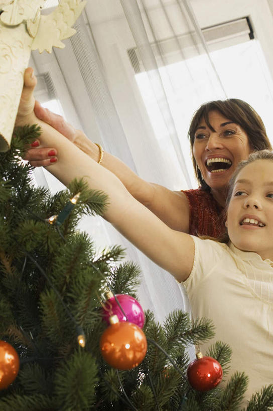 西方人,儿童,老年人,两个人,家庭,祖母,站,举,笑,微笑,露齿笑,竖图,室内,白天,正面,纯洁,植物,窗户,窗帘,欧洲,圣诞节,欧洲人,握,服装,节日,庆祝,装饰,挂饰,星星,圣诞树,圣诞球,拿,拿着,注视,休闲装,文化,玻璃窗,球,树,树木,小孩,衣服,绿色,自然,帘子,观察,看,托,站着,庆典,休闲,球体,温暖,温馨,星形,一家人,休闲服,遮阳,可爱,童年,童趣,握着,服饰,生长,奶奶,成长,观看,纪念,祖孙,华丽,修饰,点缀,和睦,察看,关注,五角形,童真,烂漫,无邪,外婆,外孙女,外祖母,衬托,美观,雅致,雅观,天真,老年女性,女孩,女人,女性,白种人,孩子,孙女,五角星,举起,举手,举着,向上举,向上伸,向上托,站立,半身,彩图,融洽,女生