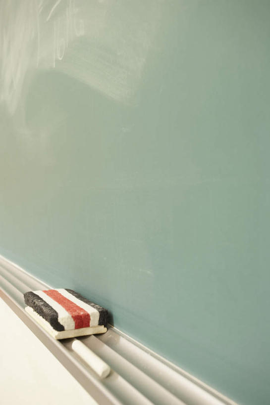 无人,学校,竖图,室内,特写,白天,正面,静物,阴影,反射,笔,工具,影子,校园,粉笔,黑板擦,学习用品,黑板,教室,教学,文具用品,耐磨,白垩,教学黑板,粉笔擦,彩图