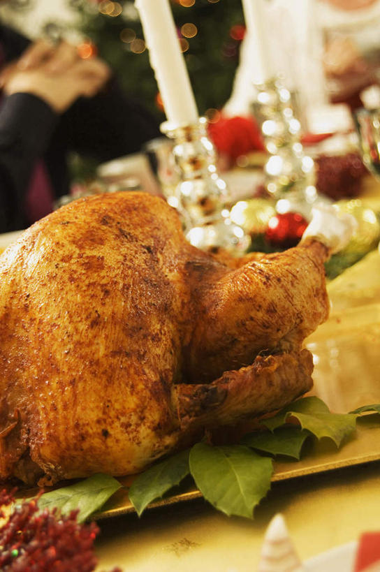 无人,竖图,俯视,室内,特写,白天,餐桌,桌子,鸡,餐具,蜡烛,圣诞节,阴影,节日,朦胧,模糊,庆祝,反射,碟子,盘,影子,烛台,火鸡,文化,家禽,动物,盘子,碟,庆典,牲畜,餐台,纪念,蜡烛架,七面鸟,吐绶鸡,烛架,彩图,高角度拍摄