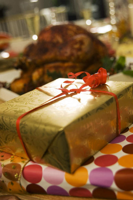 无人,竖图,俯视,室内,特写,白天,烹饪,西餐,桌面,桌子,礼盒,礼物,圣诞节,阴影,节日,庆祝,反射,木制,布料,影子,纸盒,料理,食品,布纹,文化,菜肴,美食,盒子,桌布,食物,一只,包装盒,餐巾,木制品,礼品盒,台布,庆典,西式,摄影,礼品,佳肴,影棚,纪念,红籽,赤阳子,火把果,火棘,救兵粮,救命粮,彩图,高角度拍摄,影棚拍摄,拍摄