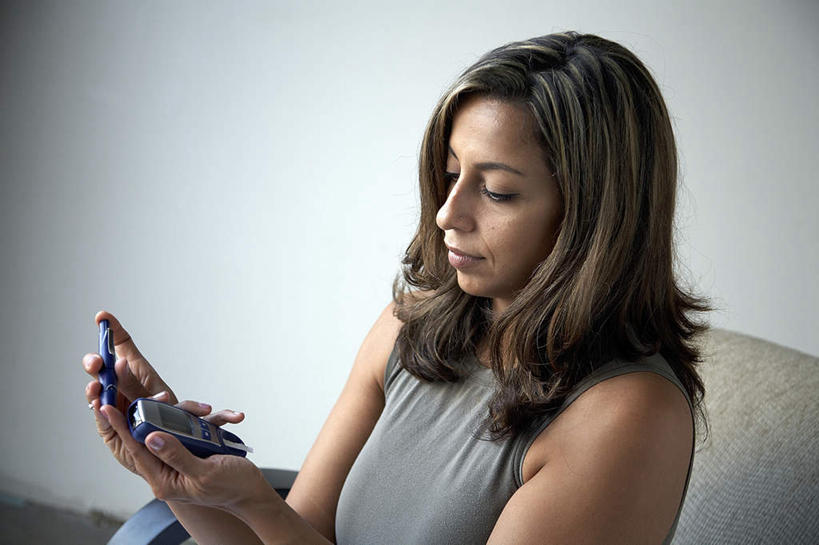 西方人,一个人,客厅,坐,横图,室内,白天,正面,沙发,欧洲,欧洲人,仅一个年轻女性,仅一个女性,仅一个人,握,服装,墙,拿,拿着,注视,休闲装,墙壁,墙面,衣服,低头,观察,看,休闲,休闲服,握着,服饰,观看,察看,起居室,关注,医疗器械,医疗工具,布艺沙发,客堂,年轻女性,女人,女性,白种人,坐着,半身,彩图,血糖检测仪,血糖仪