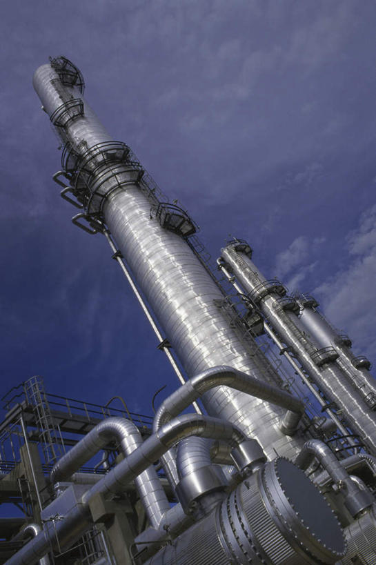 无人,工厂,栏杆,竖图,室外,白天,仰视,度假,美景,城市风光,城市,金属制品,阴影,高大,光线,金属,影子,景观,云,云朵,围栏,塔,宏伟,云彩,娱乐,护栏,蓝色,白云,蓝天,天空,阳光,天,享受,休闲,炼油厂,景色,放松,晴朗,高峻,嵬峨,晴空,彩图,低角度拍摄,工地,制造厂