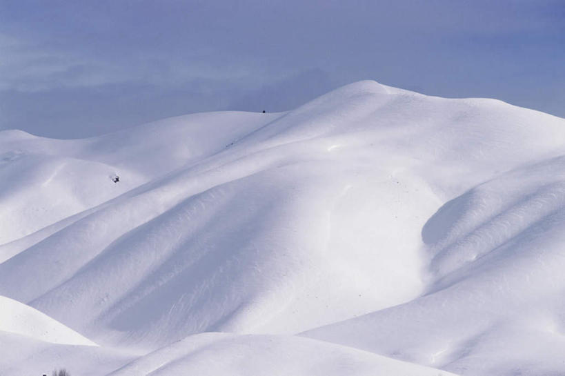 无人,横图,室外,白天,正面,旅游,度假,美景,山,雪,雪山,大雪,城市,美国,阴影,光线,影子,冰,积雪,景观,山峰,雪景,云,云朵,冬季,冬天,山峦,云彩,娱乐,蓝色,白云,蓝天,天空,阳光,自然,天,享受,休闲,景色,放松,寒冷,晴朗,冰冷,北美,北美洲,自然风光,美洲,爱达荷州,北亚美利加洲,亚美利加洲,严寒,冰凉,酷寒,凛冽,凛凛,极冷,爱达荷,爱达华州,宝石之州,宝石州,太阳谷,森瓦利,谷峰会,晴空,彩图