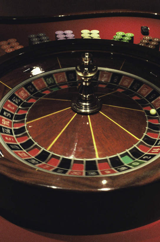 无人,竖图,俯视,室内,特写,白天,游戏,赌博,贪欲,竞争,静物,一排,许多,阴影,整齐,反射,标志,数字,文字,影子,字符,玩,娱乐,标识,刺激,排列,休闲,赌场,阿拉伯数字,活动,轮盘,队列,发泄,消遣,智力,赌具,博彩,投机,侥幸,欲望,宣泄,轮盘赌,玩耍,嬉戏,彩图,高角度拍摄,胜负,输赢,娱乐场