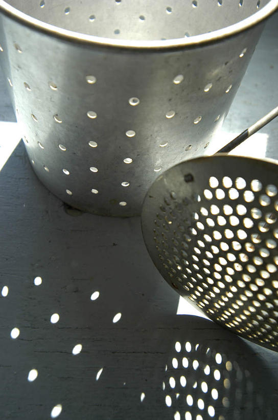 无人,竖图,俯视,室内,特写,白天,烹饪,静物,厨具,金属制品,阴影,反射,金属,炖锅,锅子,滤器,影子,勺子,锅,锅具,漏勺,烹饪用具,烹调用具,烹调,彩图,高角度拍摄